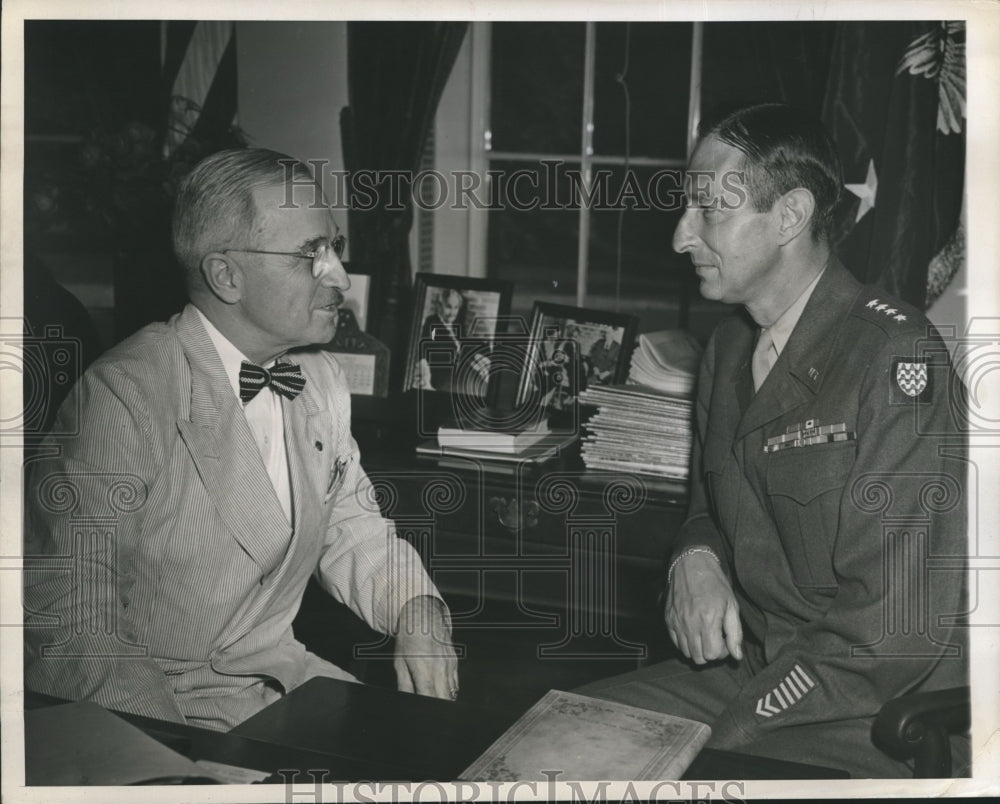 1945 Press Photo Gen Mark Clark Meeting with President Truman at White House