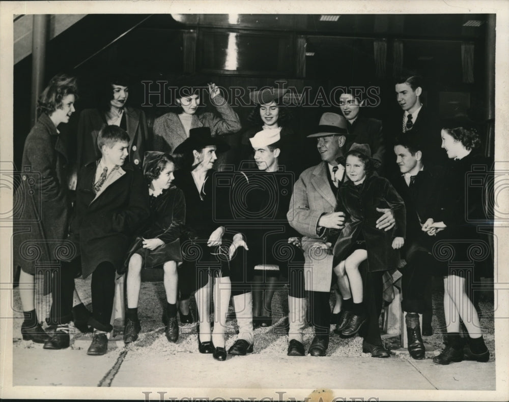 1943 Press Photo Emmet Ormsby and Family Visit at Great Lakes Naval Station
