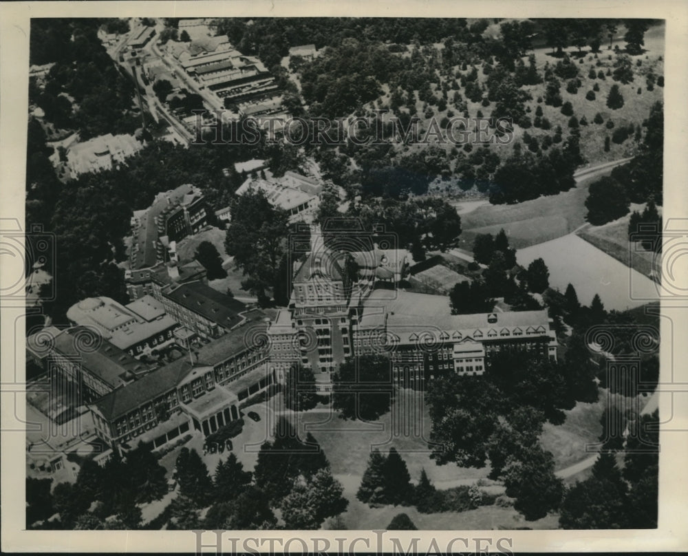 1943 Press Photo The Homestead Hotel At Ho Springs Virginia - sbx08932