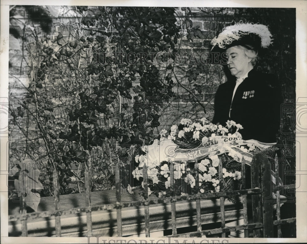 1946 Press Photo Sis. Elizabeth Kenny lays wreath for Revolutionary War Victims