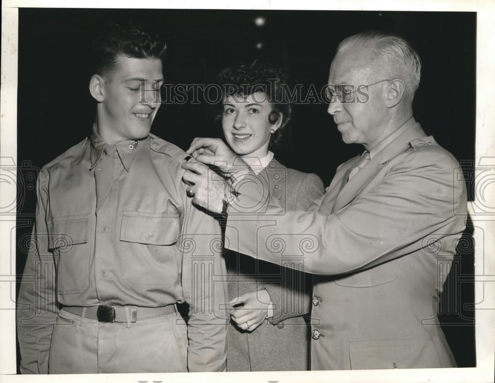 1942 Press Photo Joseph Lockard gets 2nd Lt bars from Brig Gen GL Van Deusen