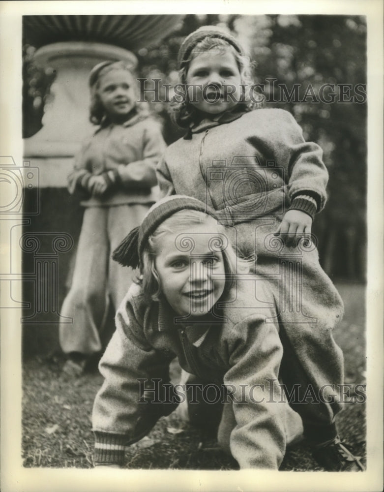 1941 Press Photo Princesses Margaretha and Desiree of Sweden Play at Haga Palace