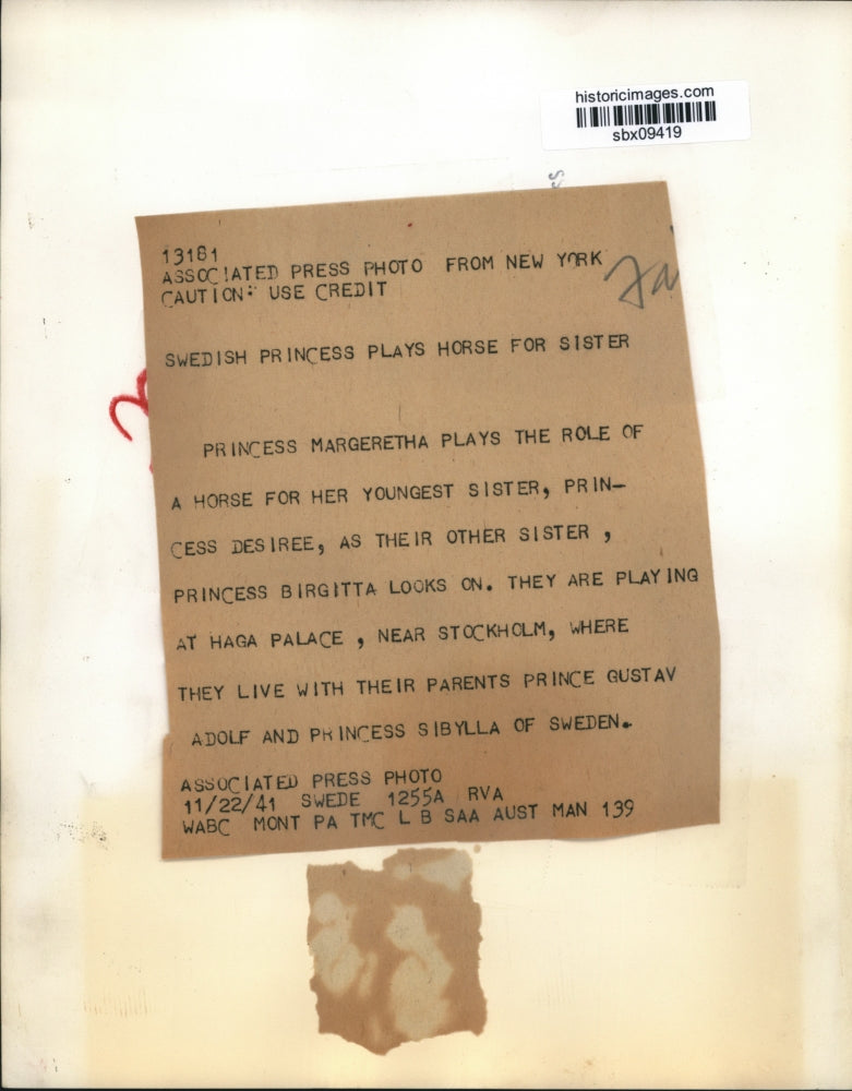 1941 Press Photo Princesses Margaretha and Desiree of Sweden Play at Haga Palace