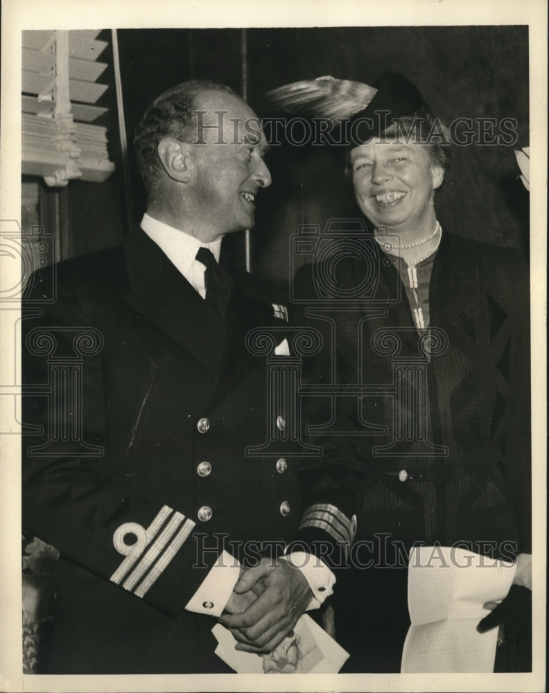 Press Photo Mrs. Roosevelt with Commander John Wylie of the Royal Navy