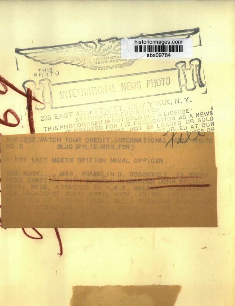 Press Photo Mrs. Roosevelt with Commander John Wylie of the Royal Navy