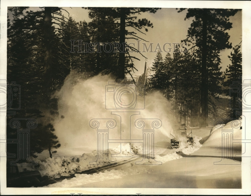 1936 Press Photo Heavy Snow Being Cleared at the Glacier Point Highway