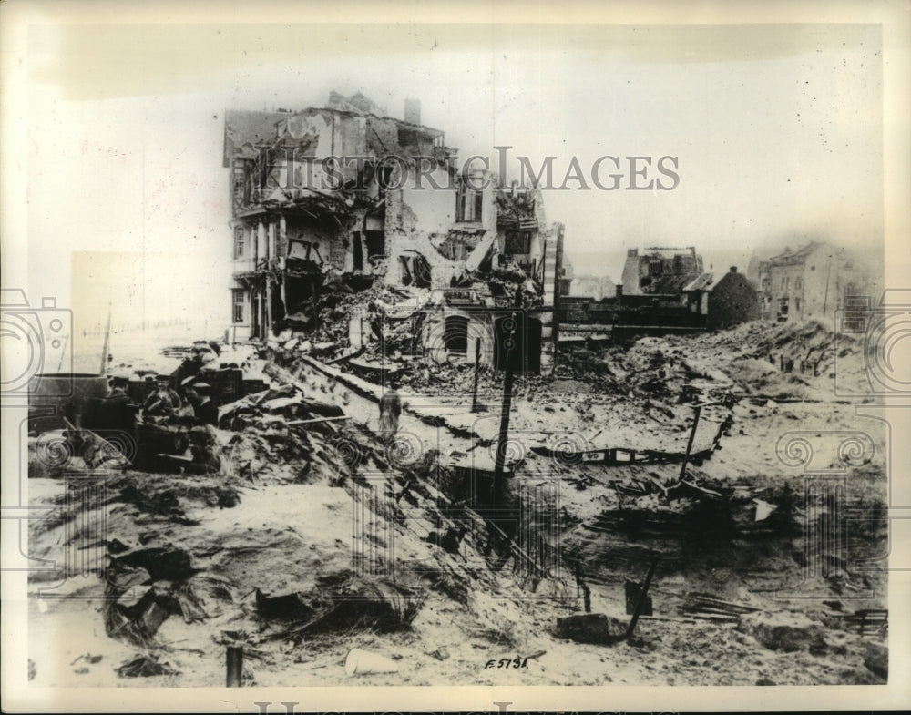1939 Press Photo British Naval Gun Damage in Ostend, Belgium - sbx10143