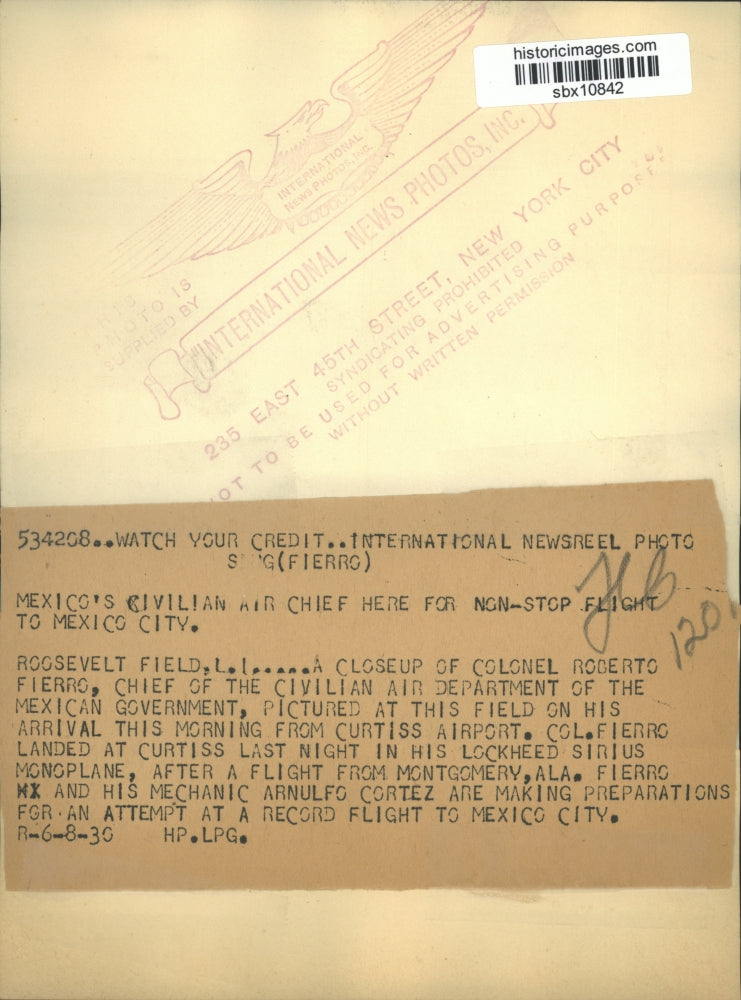 1930 Press Photo Colonel Roberto Fierro Arrives at Roosevelt Field, Long Island