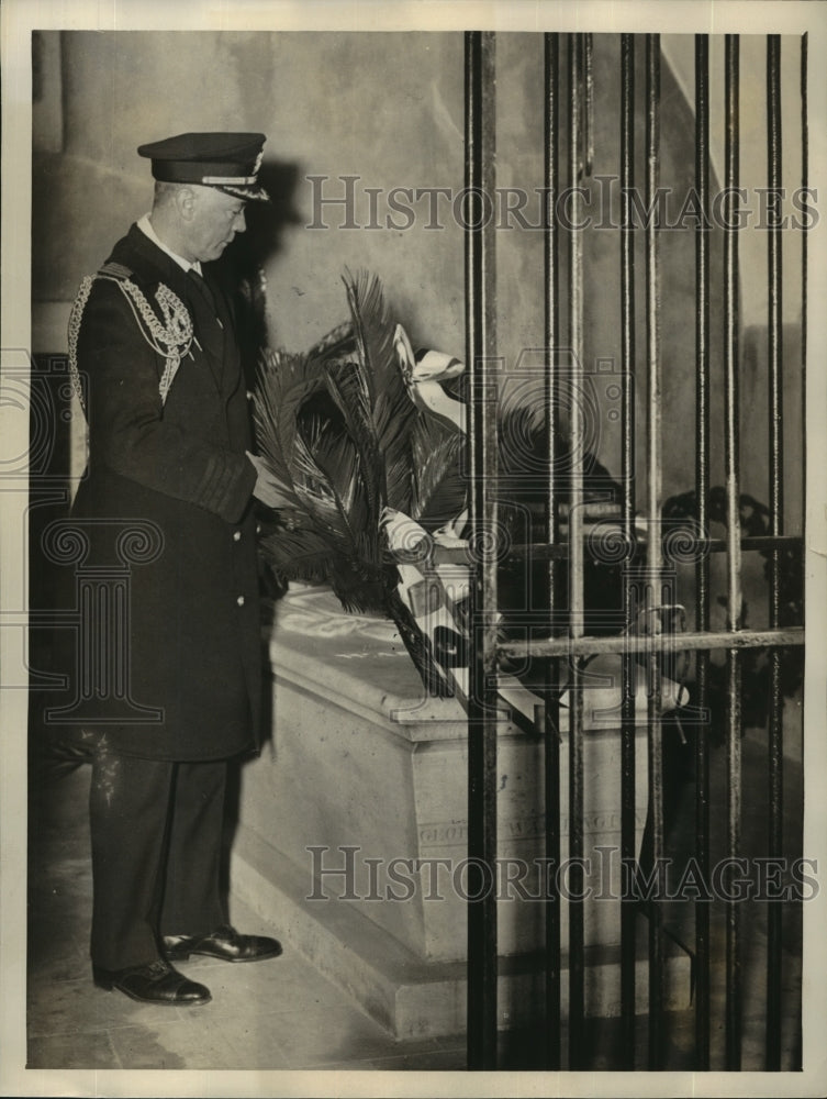 Press Photo Naval Aide Captain Wilson Brown Places Wreath on Tomb of Washington