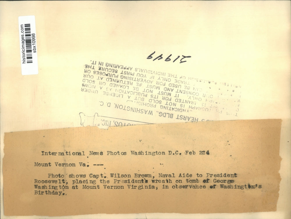 Press Photo Naval Aide Captain Wilson Brown Places Wreath on Tomb of Washington