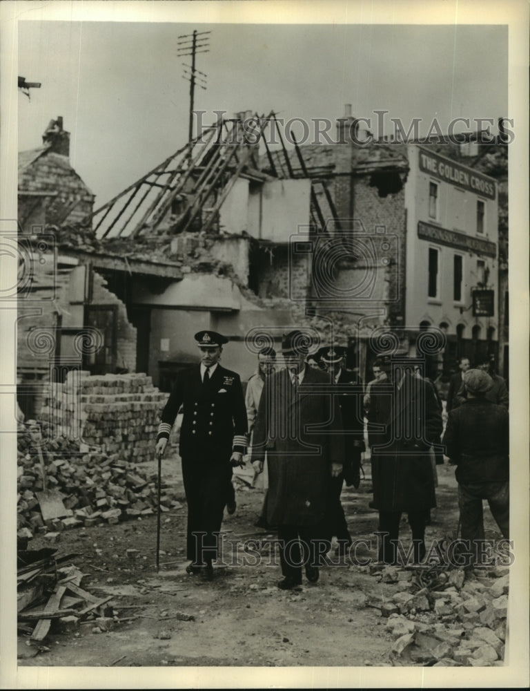 1940 Press Photo Lord Lothian walk through the ruined streets if Donver England