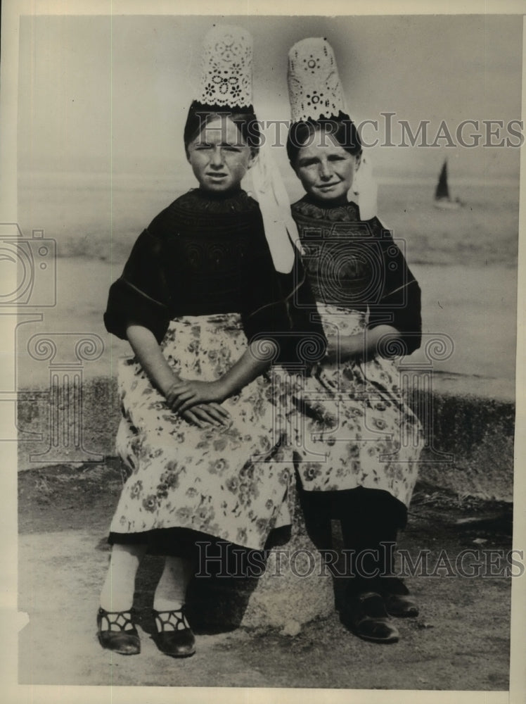 1931 Press Photo 2 maid from a French Brittany coast fishing village