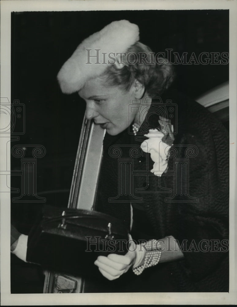 1953 Press Photo Mrs. Rockefeller emerges from a taxi at her Apart. in New York