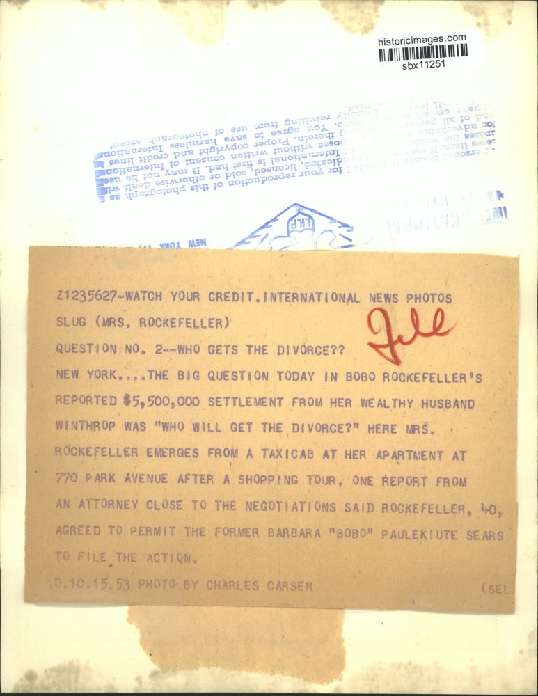 1953 Press Photo Mrs. Rockefeller emerges from a taxi at her Apart. in New York