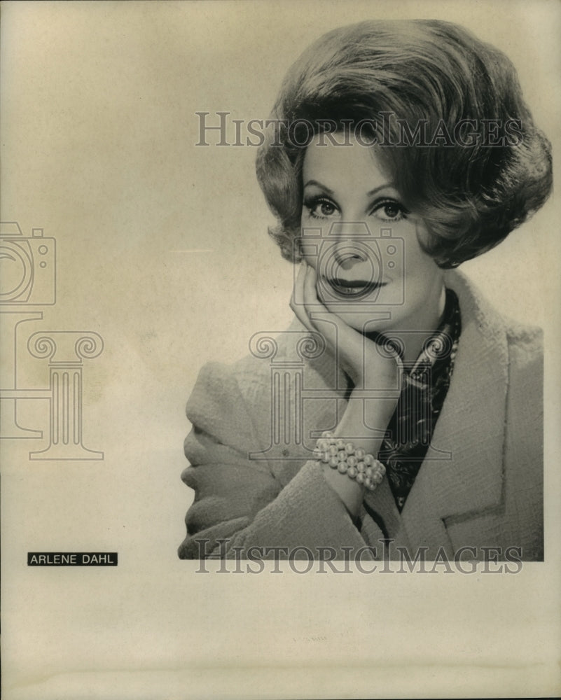 Press Photo Arlene Dahl Gives Advice On Beauty Products To The Groups Of Women- Historic Images