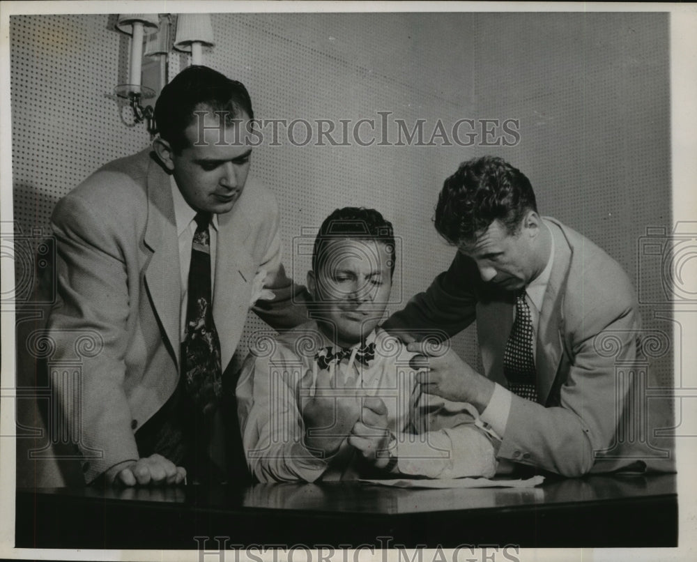 1946 Press Photo Studio Engineer Elliot Gray With Henry Morgan and Martin Andrew