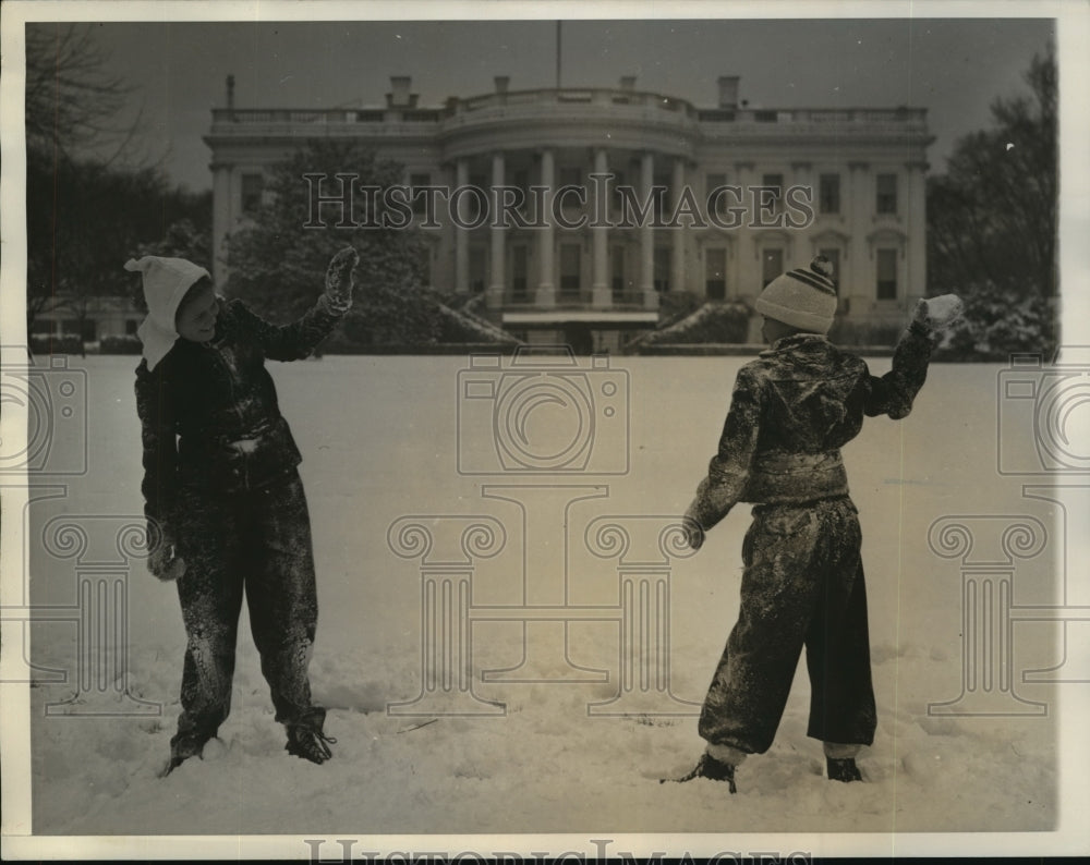 1939 Press Photo President's grandkids Eleanor & Curtis Ball at White House