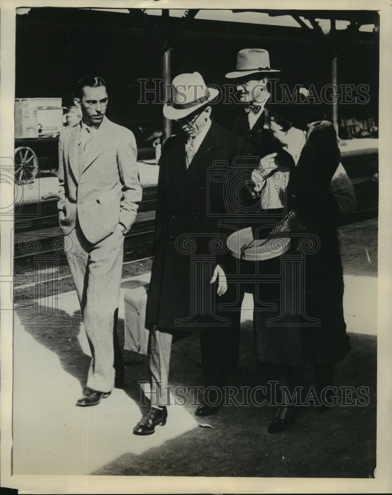 1931 Press Photo Russell T Sherwood & bride arrive San Antonio Texas - sbx11767