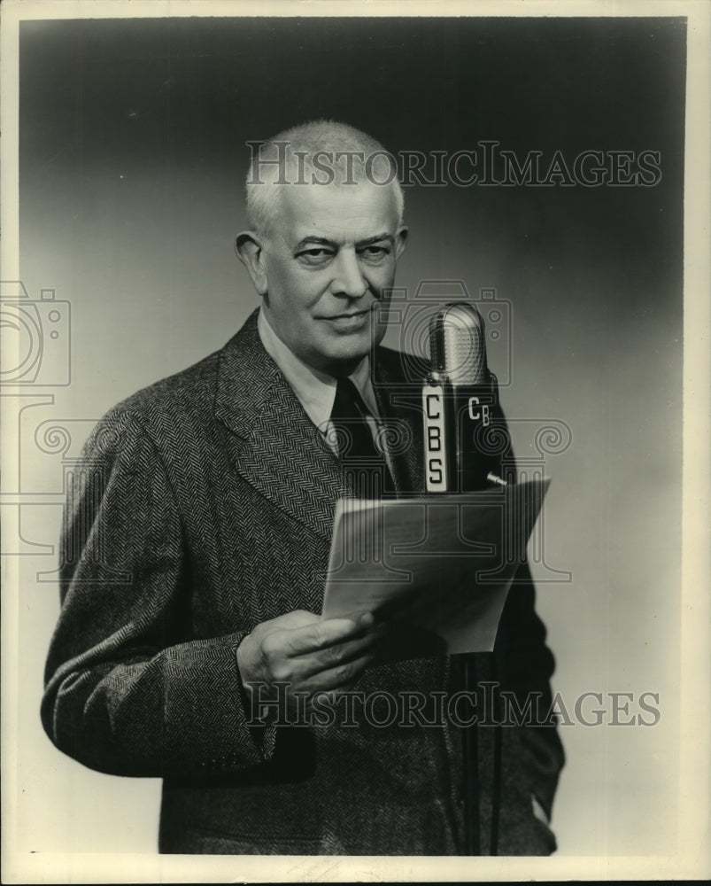 Press Photo Carl Van Doren on CBS radio reads from his papers - sbx11798