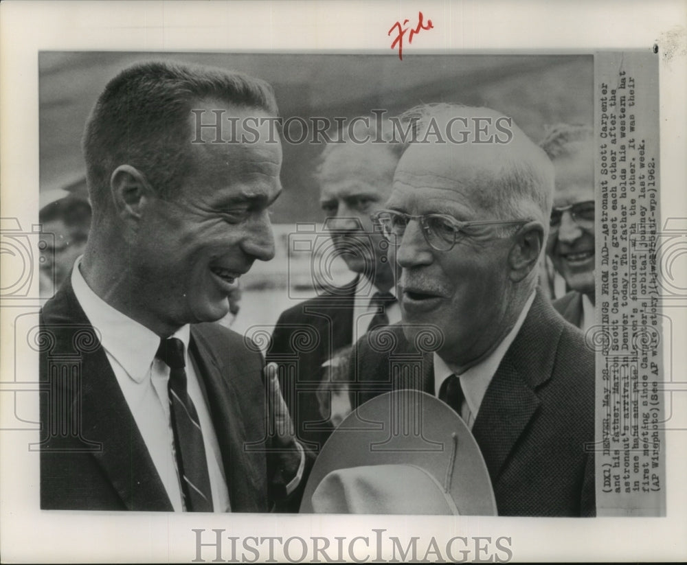 1962 Press Photo Astronaut Scott Carpenter Greeted by Father in Denver, Colorado