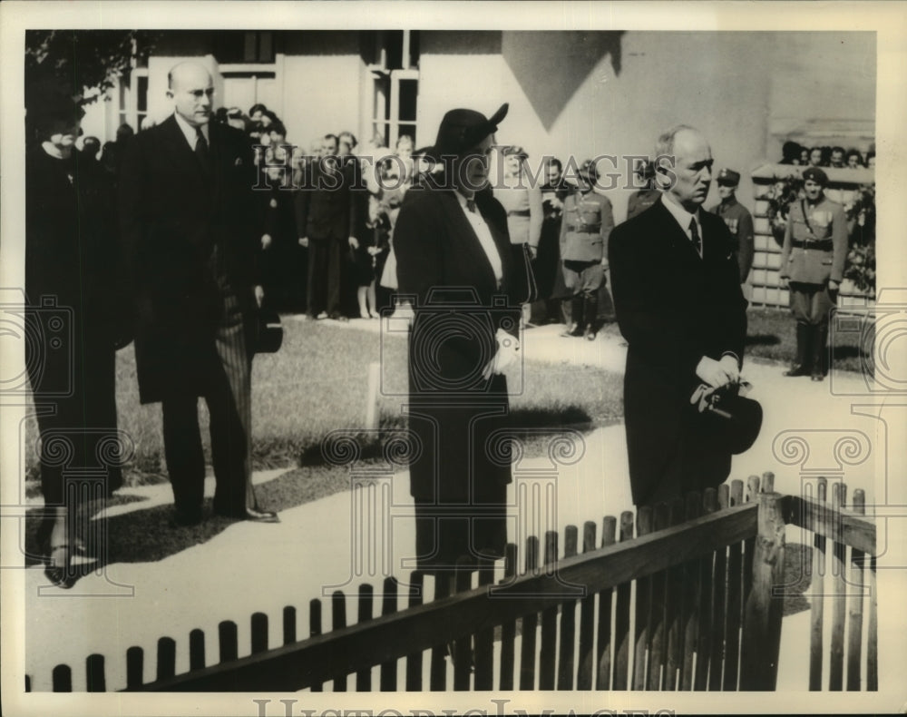 1938 Press Photo Pres. Eduard Benes of Czechoslovakia and his wife paid tribute