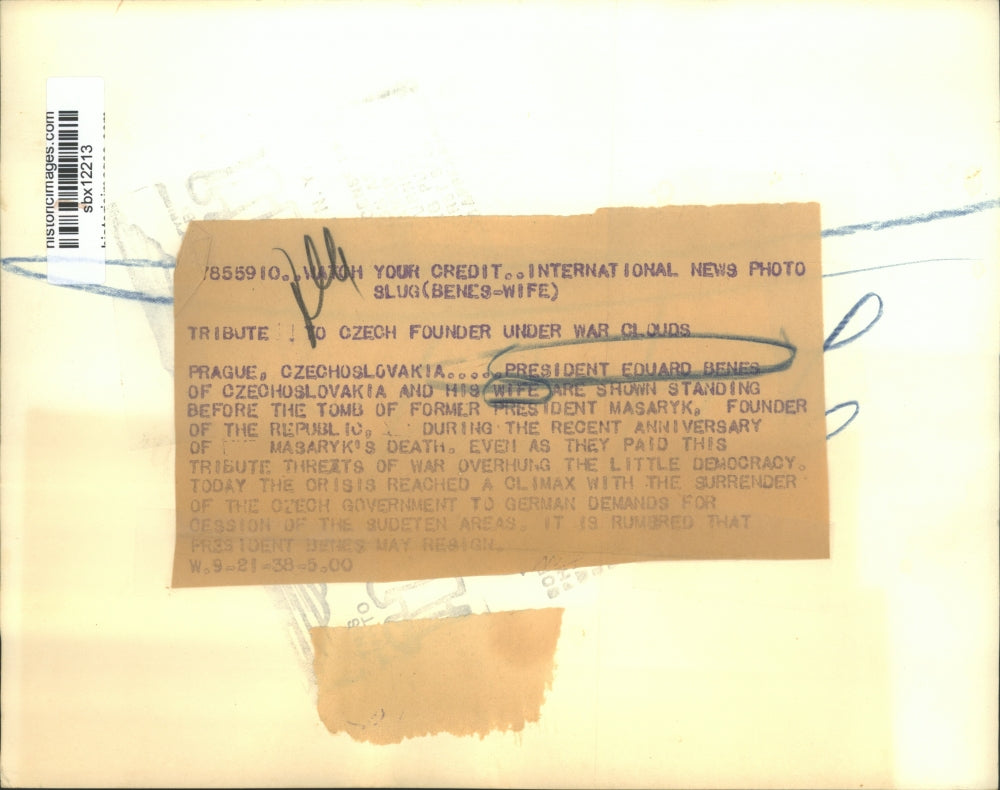 1938 Press Photo Pres. Eduard Benes of Czechoslovakia and his wife paid tribute