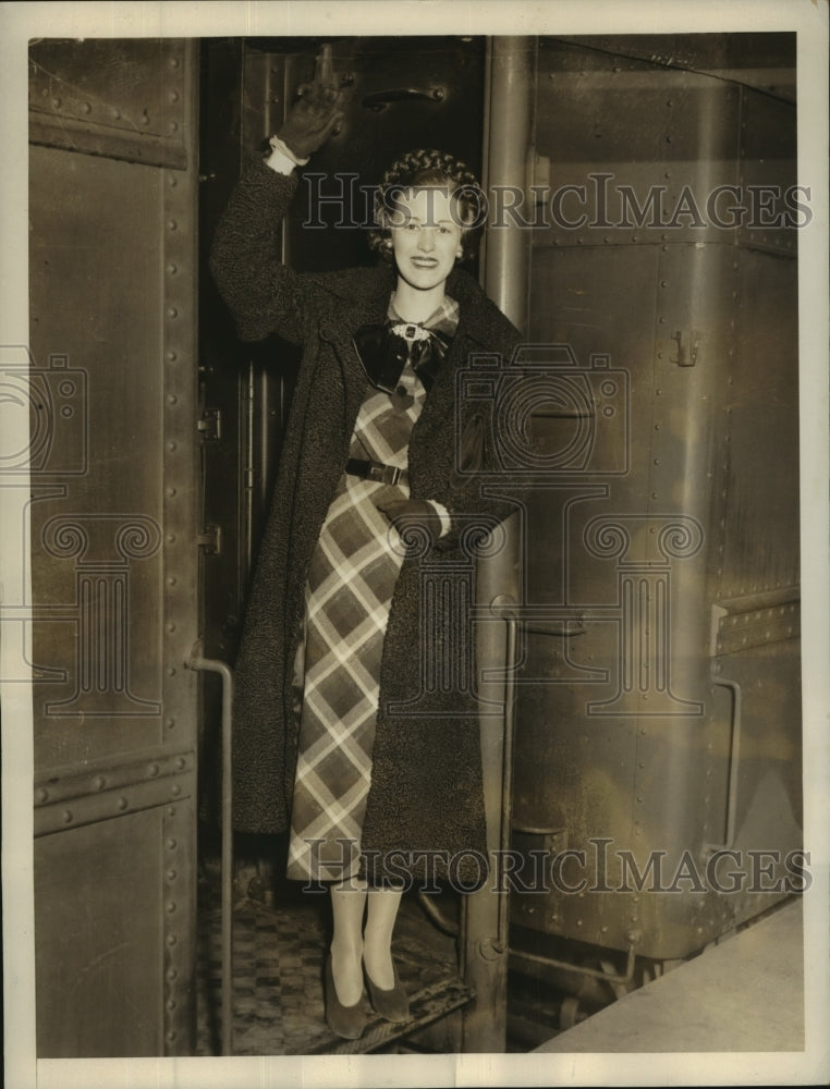 1934 Press Photo Elizabeth Young N.Y. Society Girl left by train for Hollywood