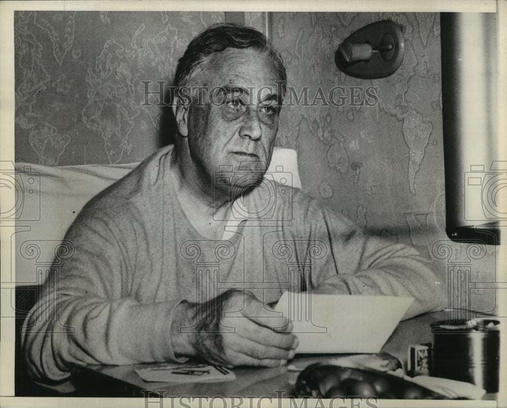 1943 Press Photo President Roosevelt Relaxes At The Table Aboard The Big Plane