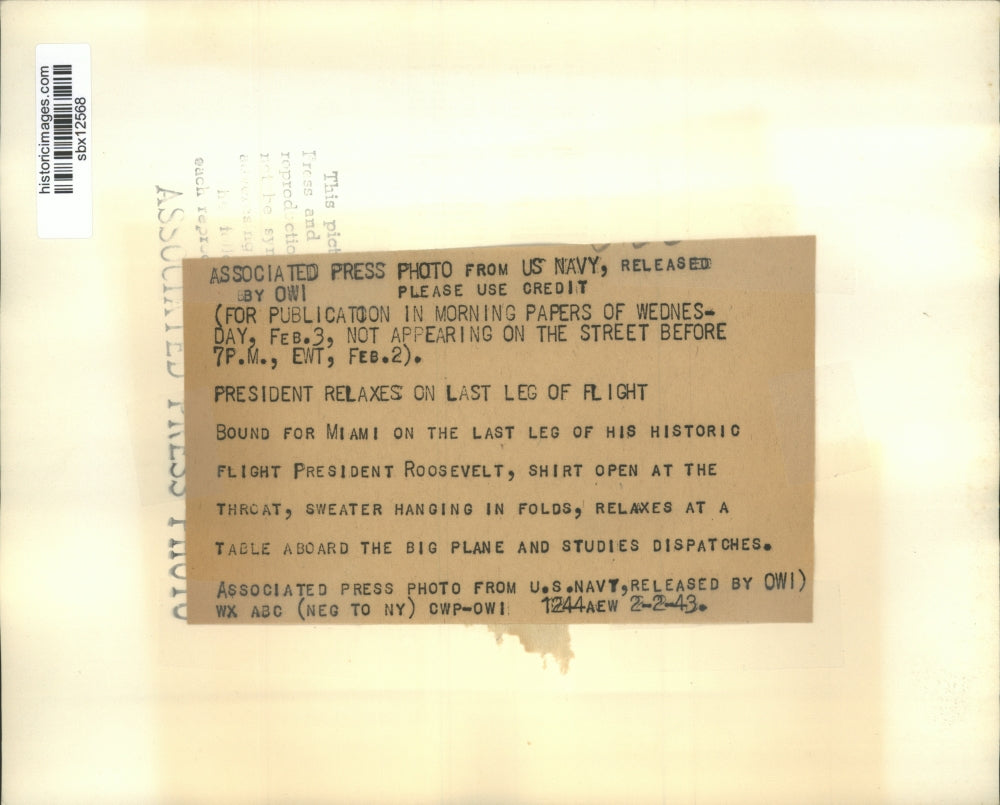 1943 Press Photo President Roosevelt Relaxes At The Table Aboard The Big Plane