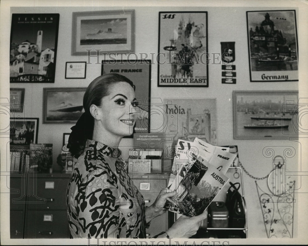 1967 Press Photo Hollywood Actress Jayne Meadows runs a travel agency business