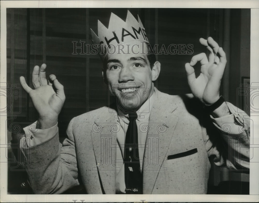 1954 Press Photo World Lightweight Champion Paddy DeMacro enjoys his kingship- Historic Images