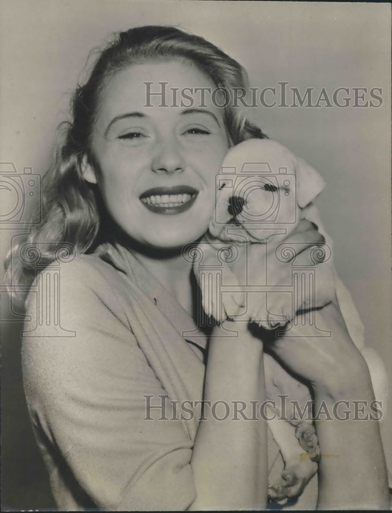 Press Photo Actress Sandra Dorne Holds Bulldog Puppy - sbx14243