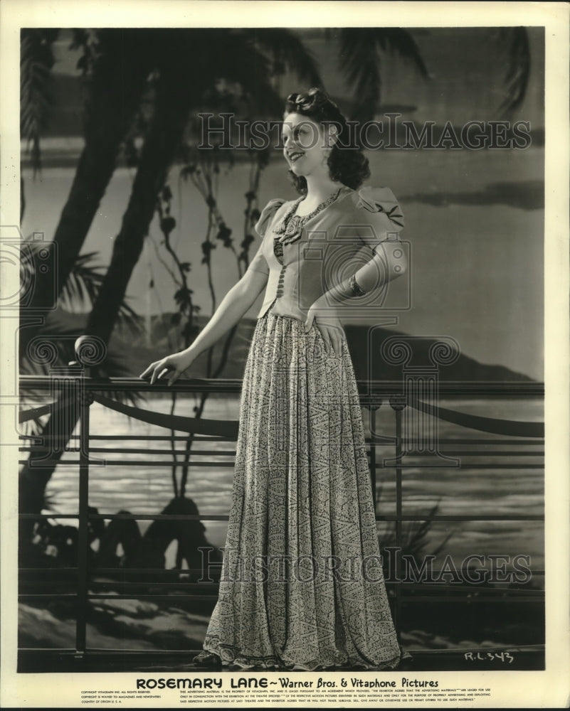 Press Photo Rosemary Lane Models Blue & White Print Resembling Paisley Pattern