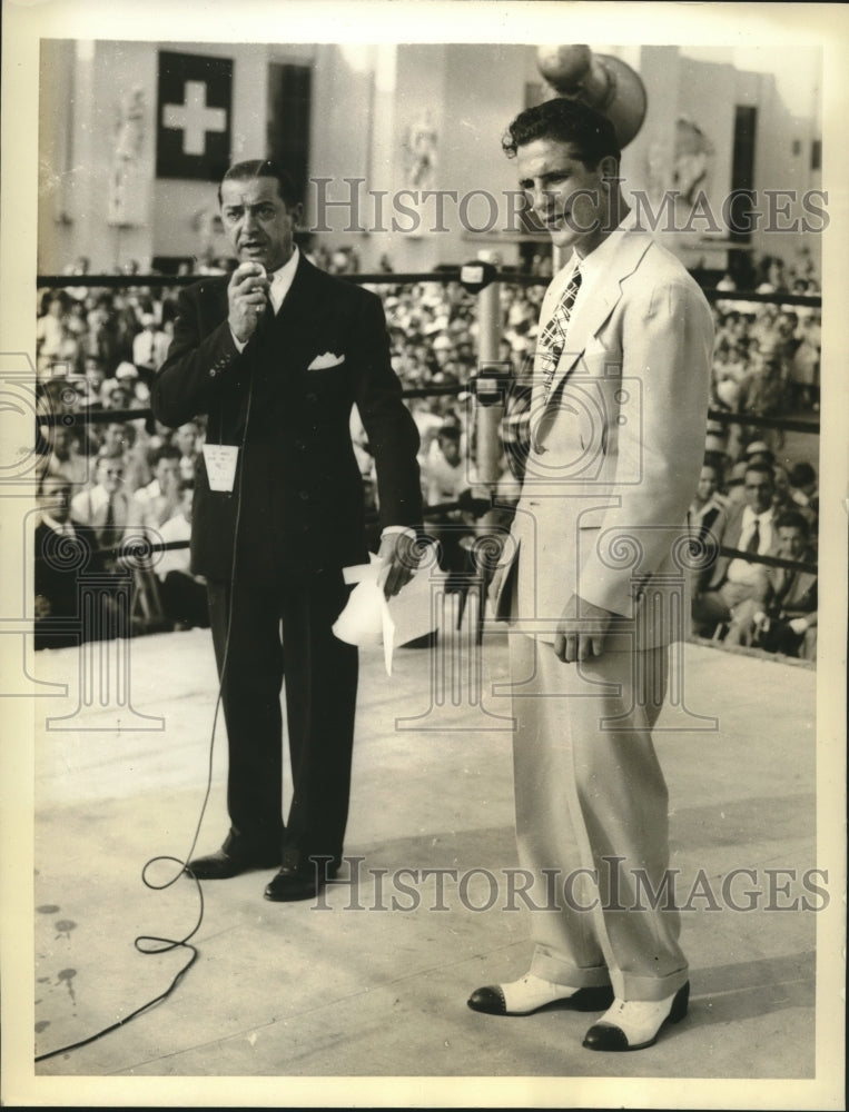Press Photo Harry Balogh Ring Announcer Introduces Light-Heavyweight to Throng