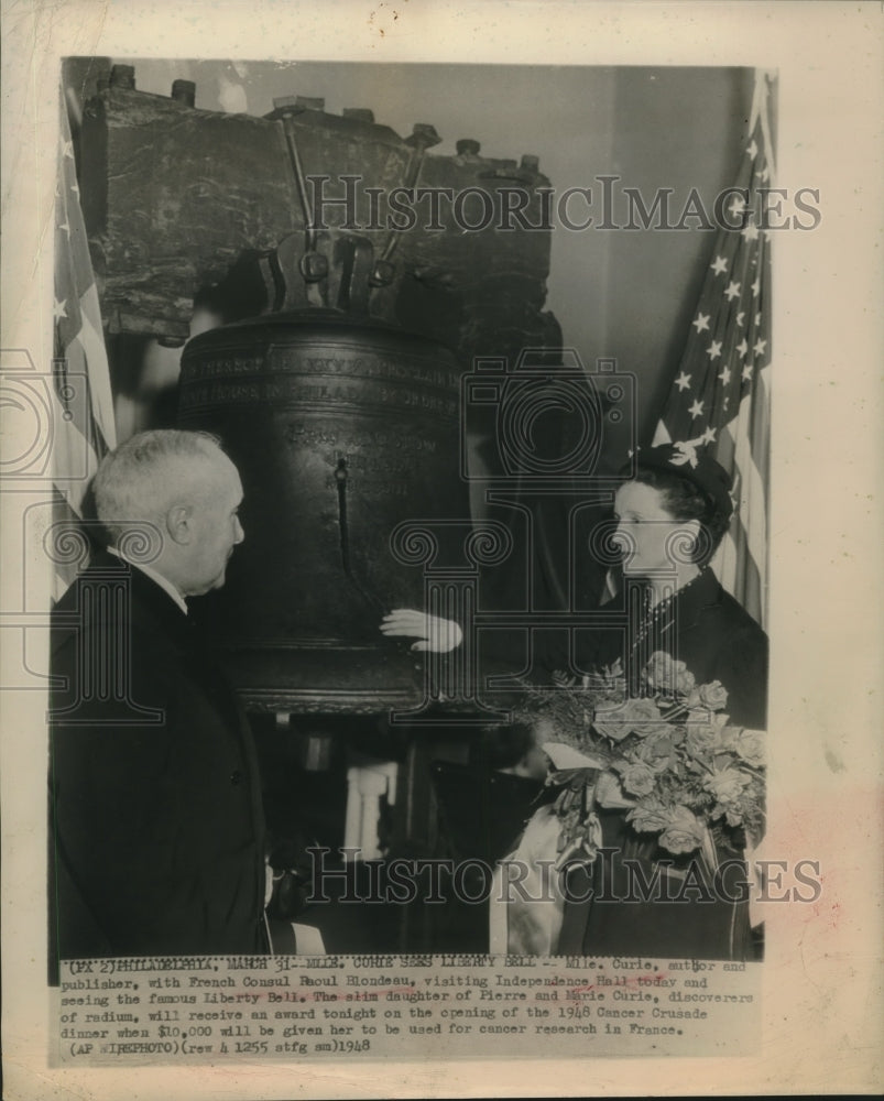 1948 Press Photo Mile. Curie With Consul Raoul Blondeau Visit Liberty Bell