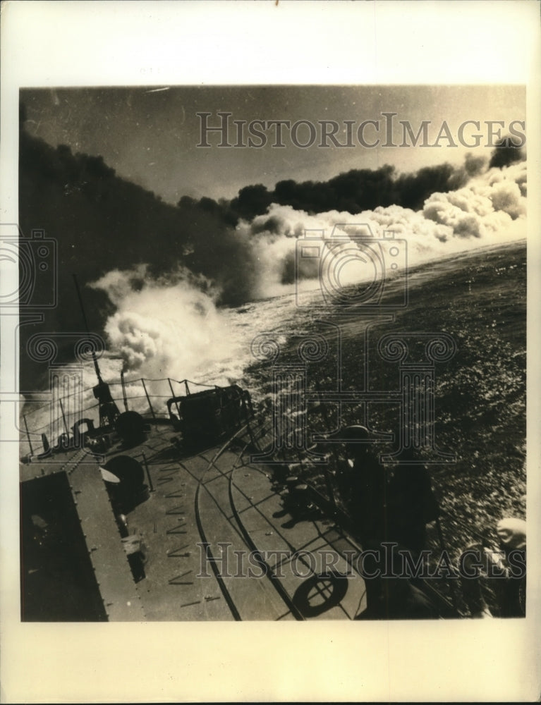 1939 Press Photo A Swedish Destroyer Practicing by Fuming Sea with Smoke Screen