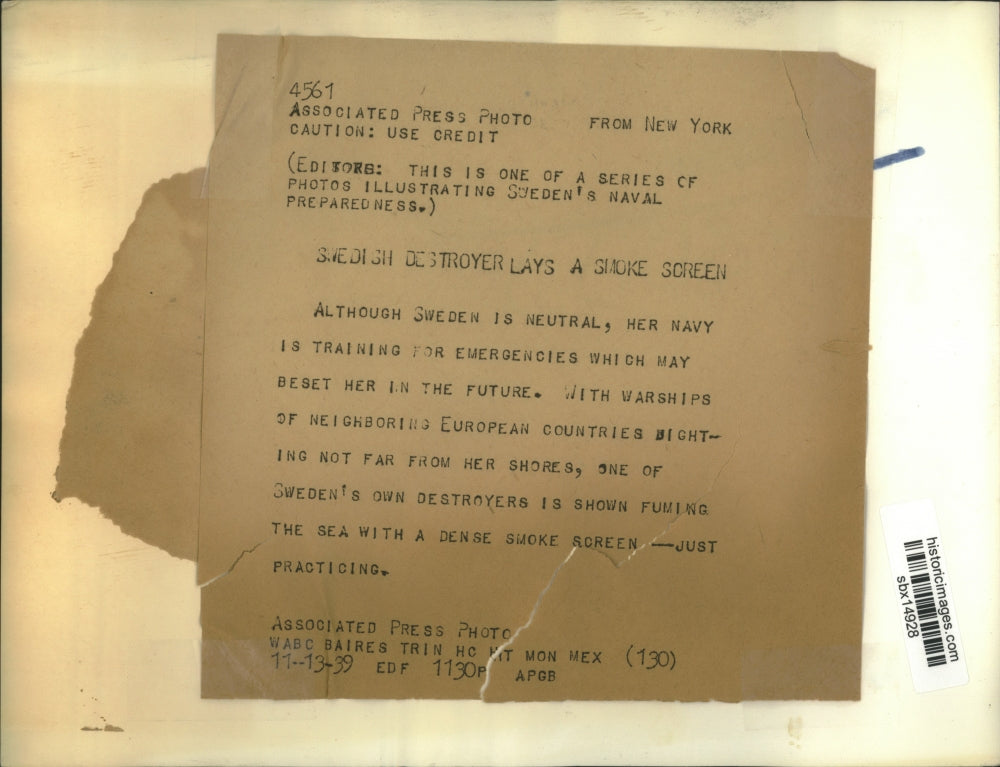 1939 Press Photo A Swedish Destroyer Practicing by Fuming Sea with Smoke Screen