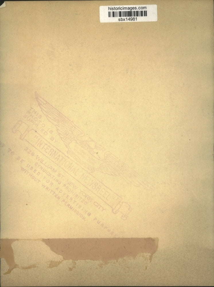 Press Photo man smoking a cigarette - sbx14981