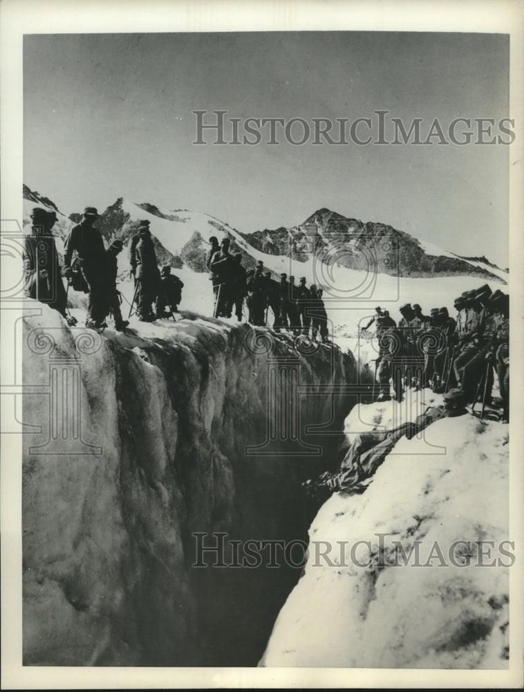 1952 Press Photo Infantrymen at Army's Arctic Center Given Training in Crevasses