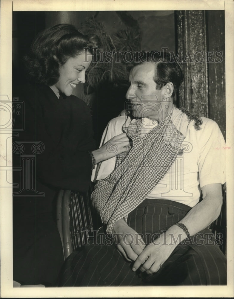 1941 Press Photo Sandra Breaux tends to tennis player hubby Fred Perry