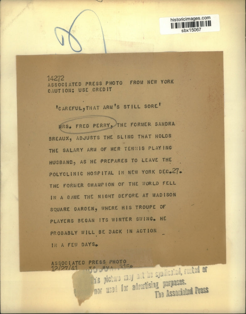 1941 Press Photo Sandra Breaux tends to tennis player hubby Fred Perry