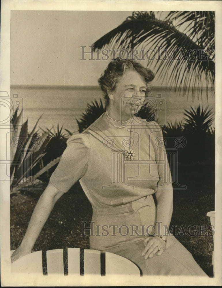 1940 Press Photo Mrs. Franklin D. Roosevelt on ocean front lawn of Miami estate