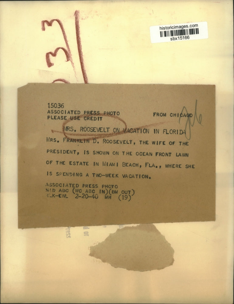 1940 Press Photo Mrs. Franklin D. Roosevelt on ocean front lawn of Miami estate