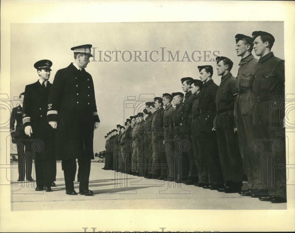 1940 Press Photo Torsten Friis inspects a detachment of Swedish air fighters