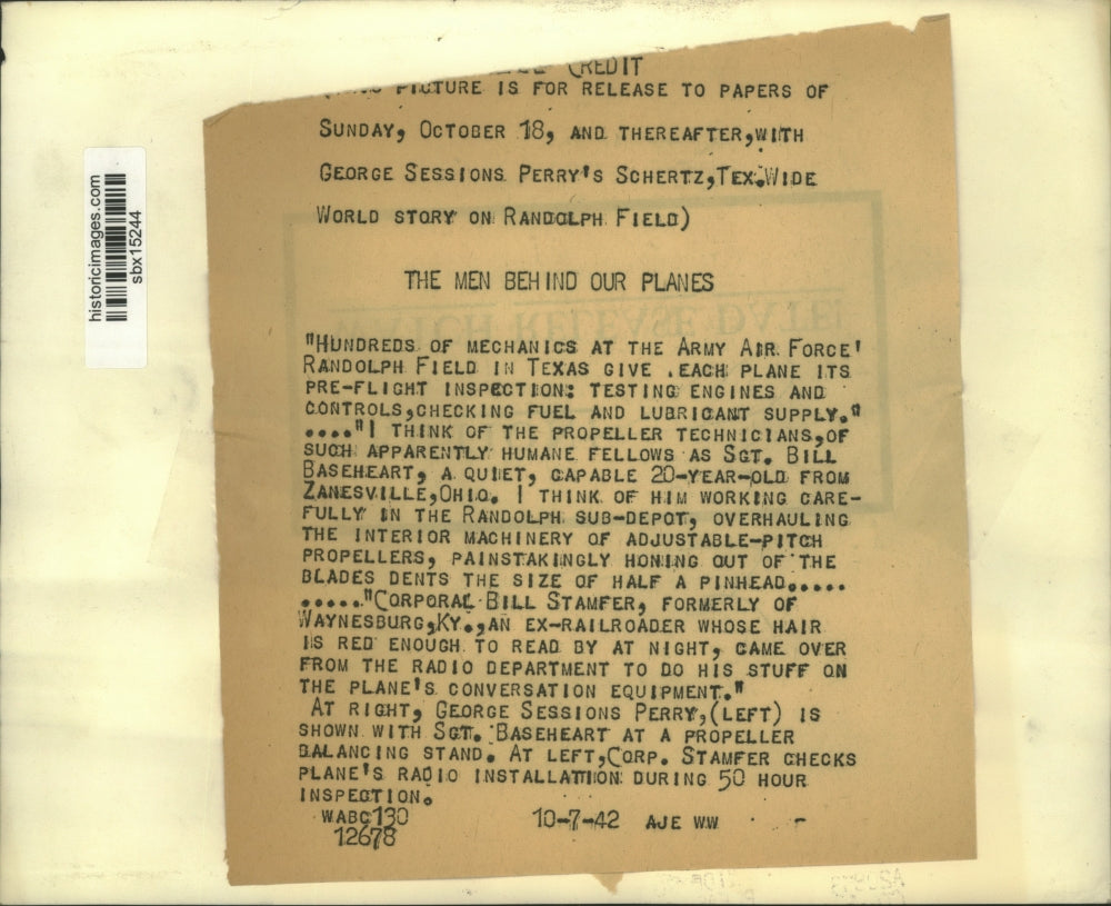 1942 Press Photo Randolph Field mechanics giving airplanes pre-flight inspection