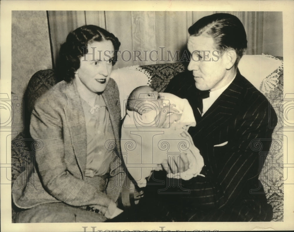 1938 Press Photo Mr and Mrs John "Blondy" Ryan With 16-Week-Old Daughter