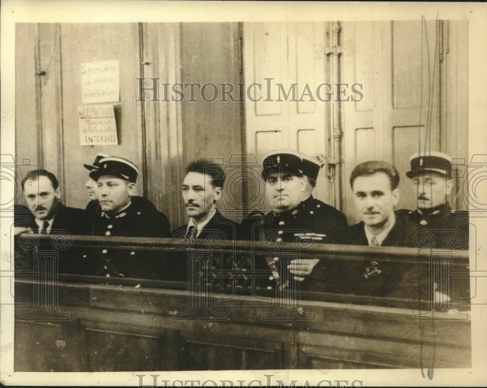 Press Photo Guards lined up in court