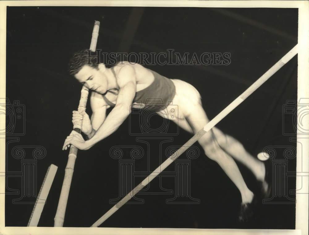 1938 Press Photo Earl Meadows at Chicago Relays in Pole Vaulting Competition- Historic Images