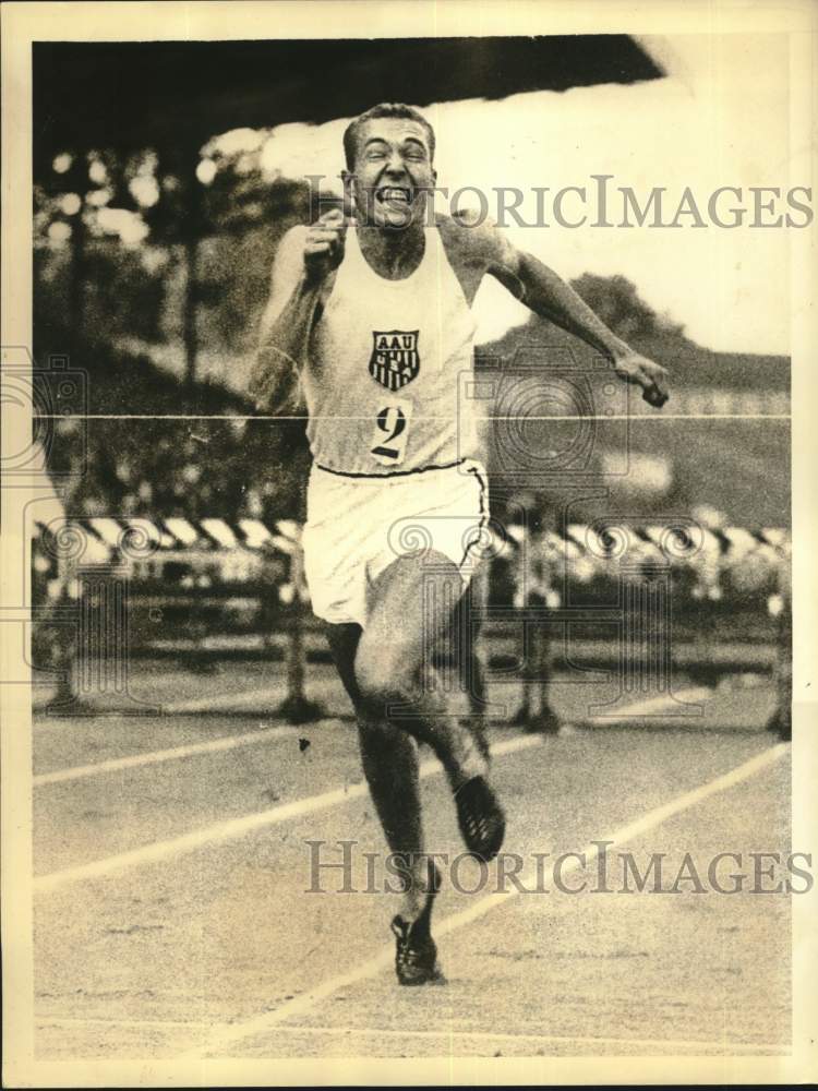 1935 Press Photo Phil Cope in Hurdle Event at International Track Meet in Paris- Historic Images