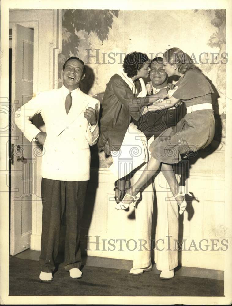 1954 Press Photo Max Baer beside Women kissing brother Buddy Baer in New York- Historic Images